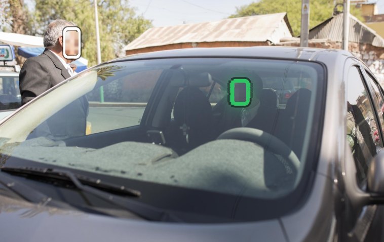 A través del parabrisas del auto.